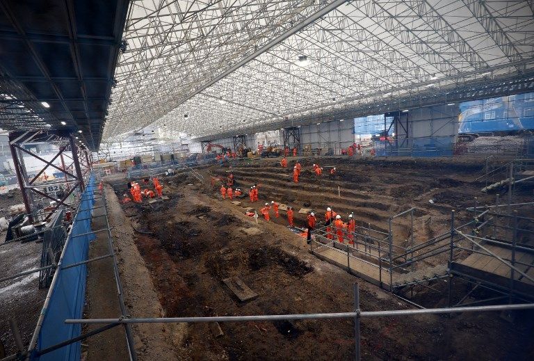 العلماء يستخرجون هياكل عظمية تعود للقرن الثامن عشر في إنجلترا