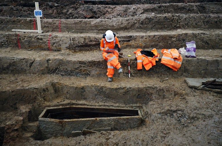 العلماء يستخرجون هياكل عظمية تعود للقرن الثامن عشر في إنجلترا