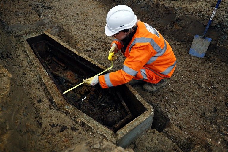 العلماء يستخرجون هياكل عظمية تعود للقرن الثامن عشر في إنجلترا