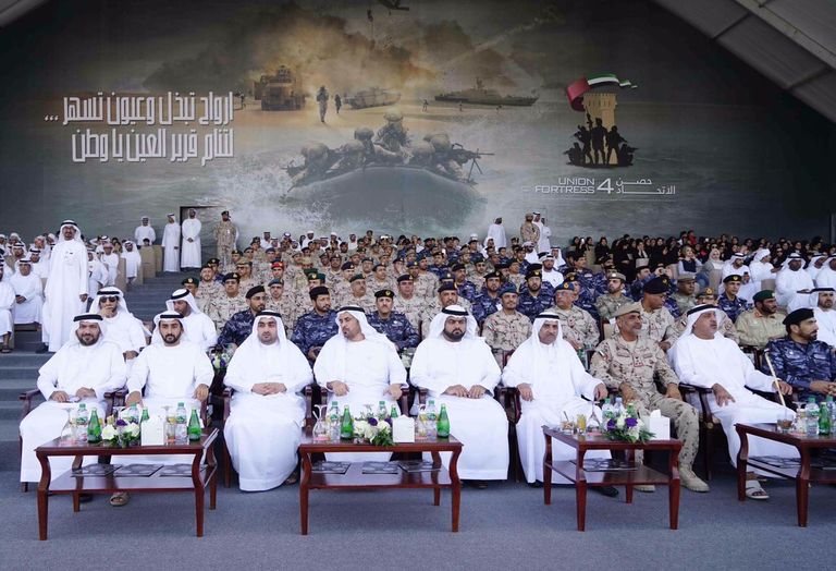 حمد بن محمد الشرقي يشهد العرض العسكري "حصن الاتحاد 4" في الفجيرة