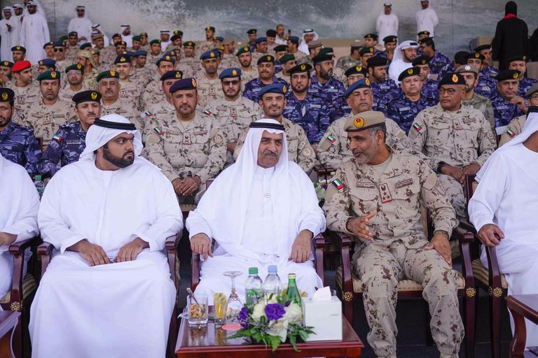 حمد بن محمد الشرقي يشهد العرض العسكري "حصن الاتحاد 4" في الفجيرة