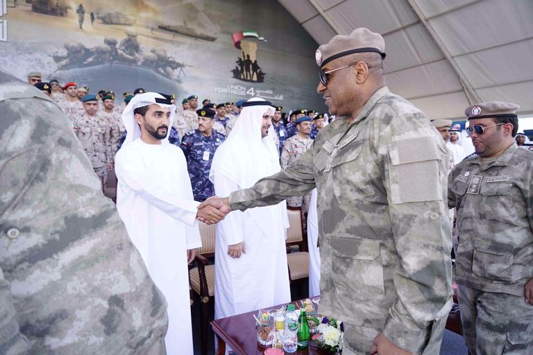 حمد بن محمد الشرقي يشهد العرض العسكري "حصن الاتحاد 4" في الفجيرة