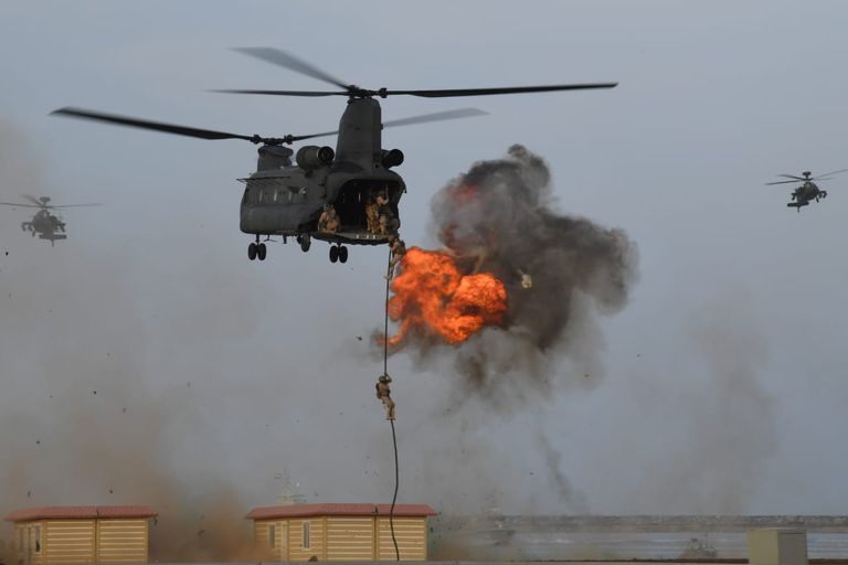 حمد بن محمد الشرقي يشهد العرض العسكري "حصن الاتحاد 4" في الفجيرة