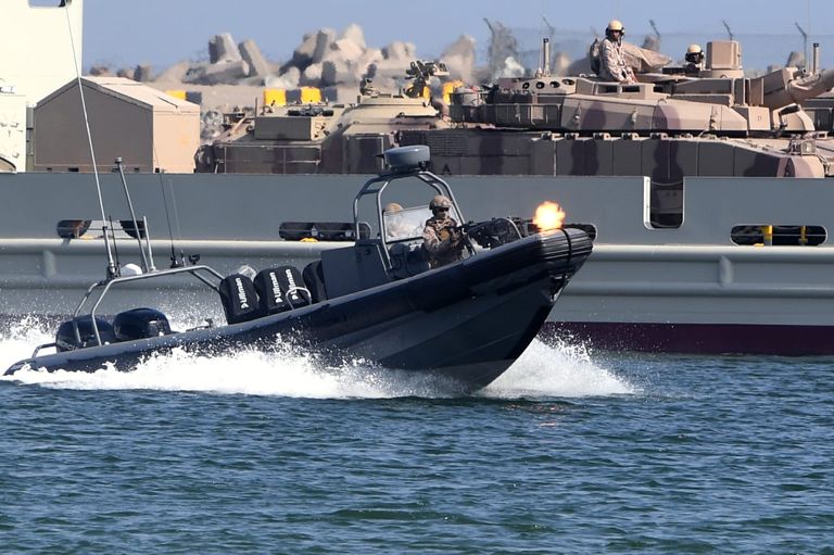 حمد بن محمد الشرقي يشهد العرض العسكري "حصن الاتحاد 4" في الفجيرة