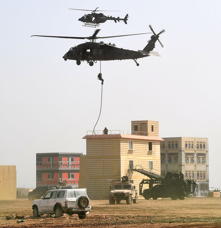 حمد بن محمد الشرقي يشهد العرض العسكري "حصن الاتحاد 4" في الفجيرة