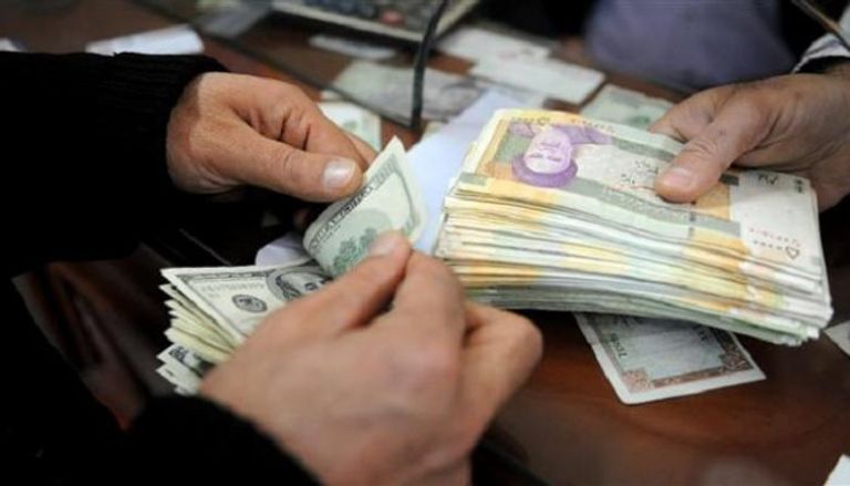 الريال الإيراني يسقط أمام الدولار