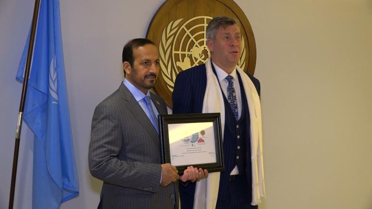 الدكتور طارق سلطان بن خادم يستلم الشهادة 