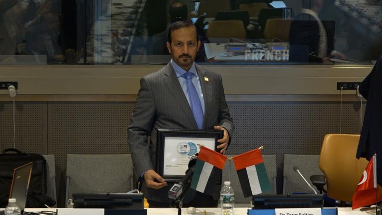 الدكتور طارق سلطان بن خادم يستلم الشهادة 