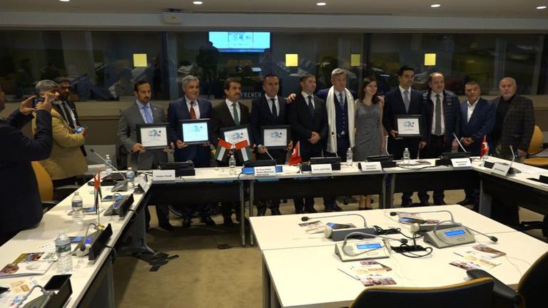 الدكتور طارق سلطان بن خادم يستلم الشهادة 