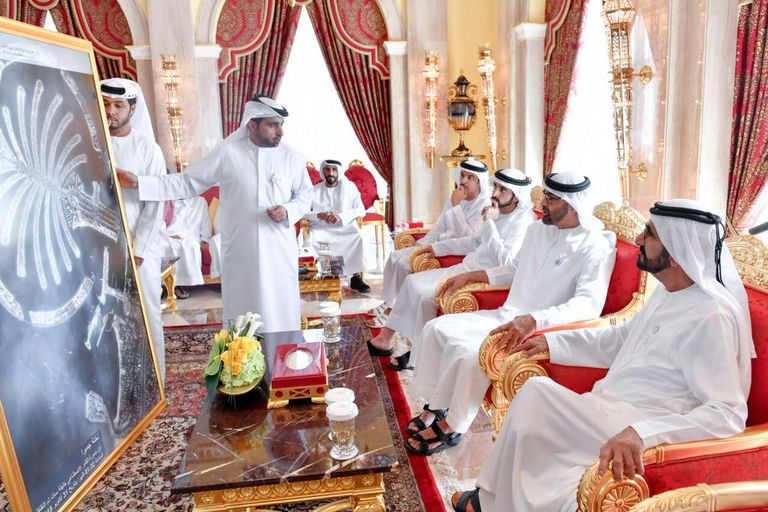  محمد بن راشد ومحمد بن زايد يستقبلان مهندسي "خليفة سات"