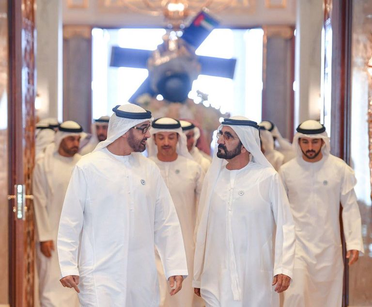  محمد بن راشد ومحمد بن زايد يستقبلان مهندسي "خليفة سات"