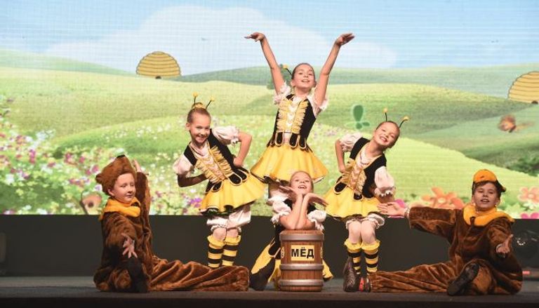 فرقة الراقصين الأطفال بروسيا أثناء العرض