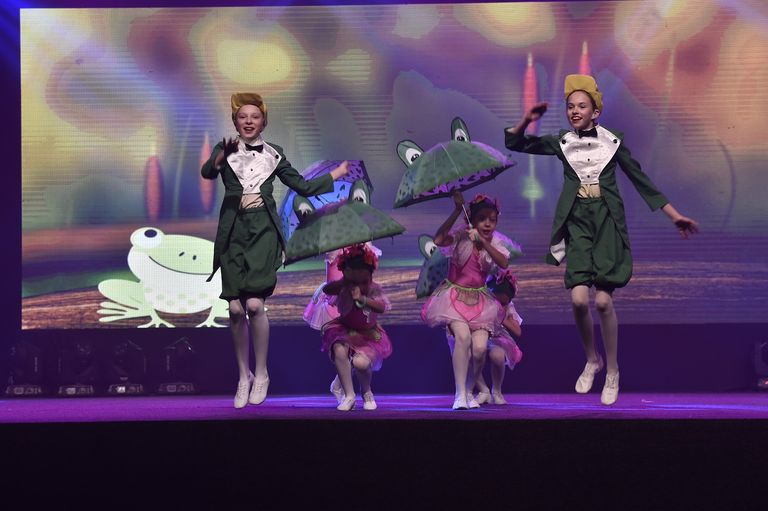 فرقة الراقصين الأطفال بروسيا أثناء العرض