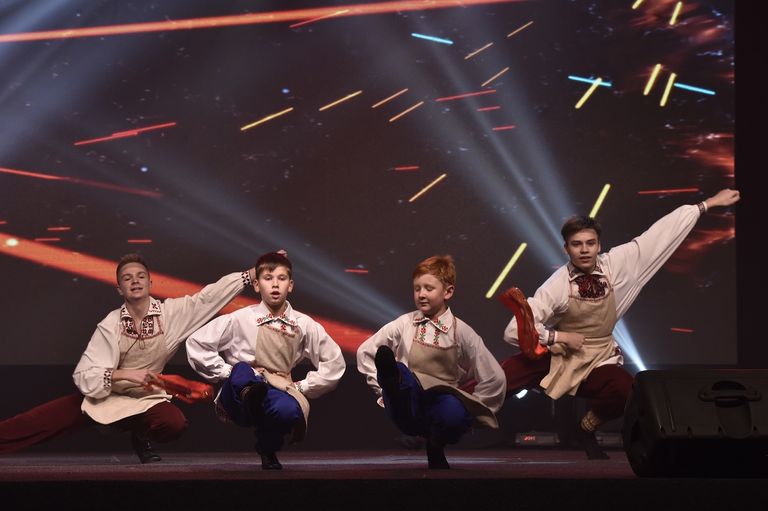 فرقة الراقصين الأطفال بروسيا أثناء العرض