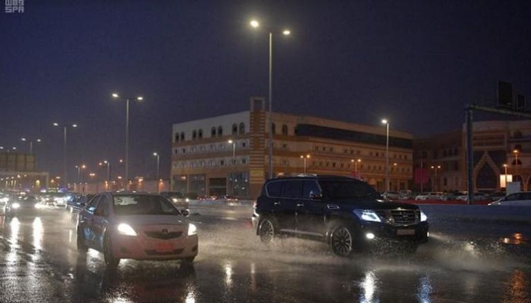 الأمطار تتساقط على محافظة جدة 