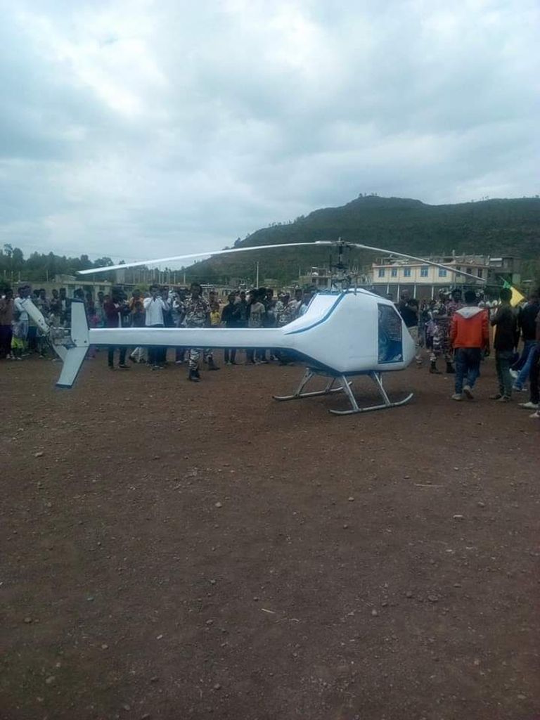 شاب إثيوبي يصنع طائرة مروحية بإمكانيات بسيطة