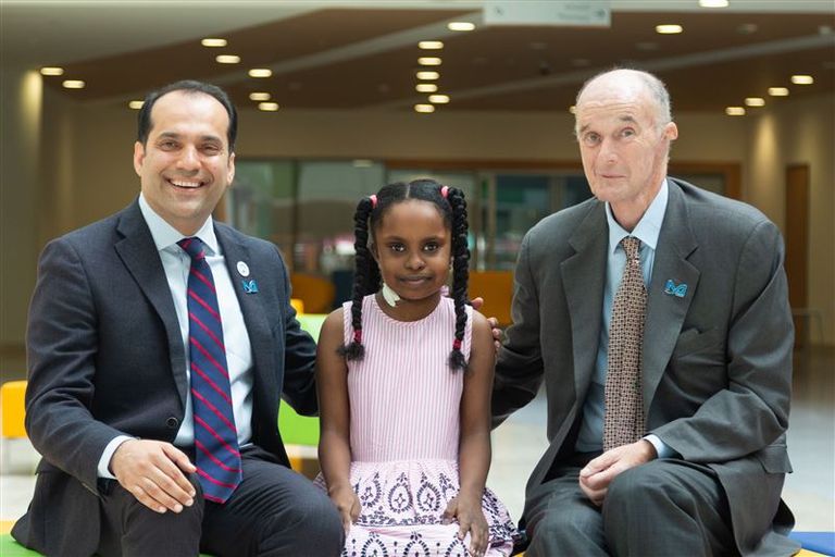 الطفلة بانه وأسرتها مع الأطباء المشرفين على حالتها