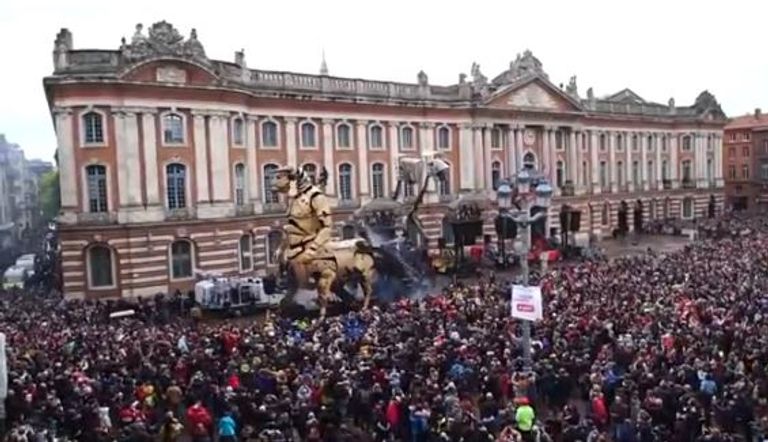 كائنات آلية عملاقة تجوب وسط تولوز الفرنسية