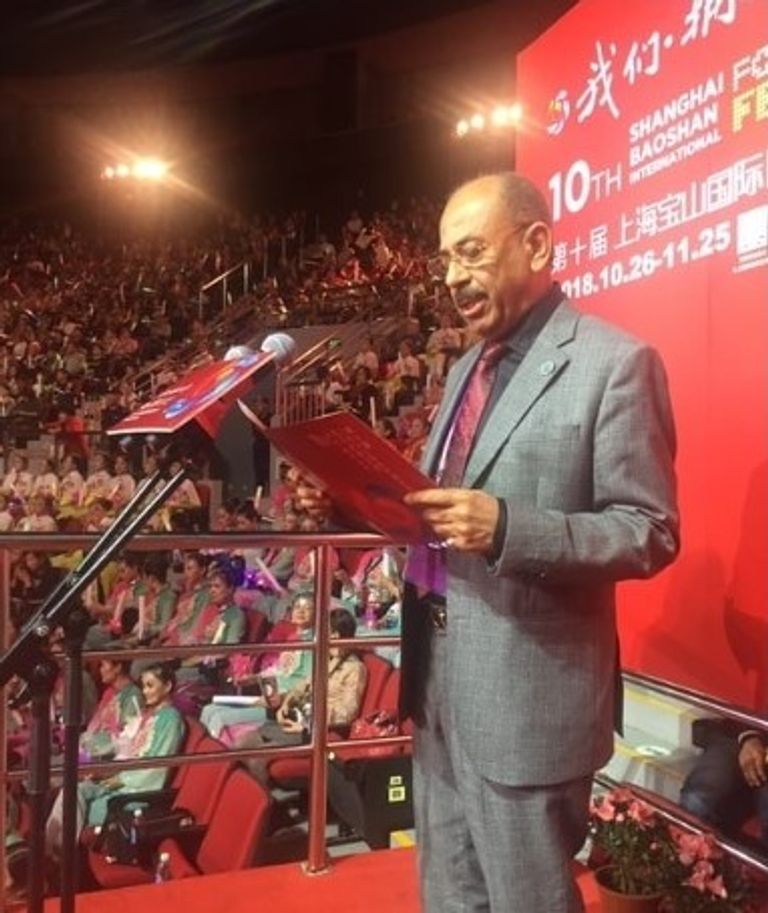 الشاعر البحريني علي خليفة أثناء تتويجه بالجائزة