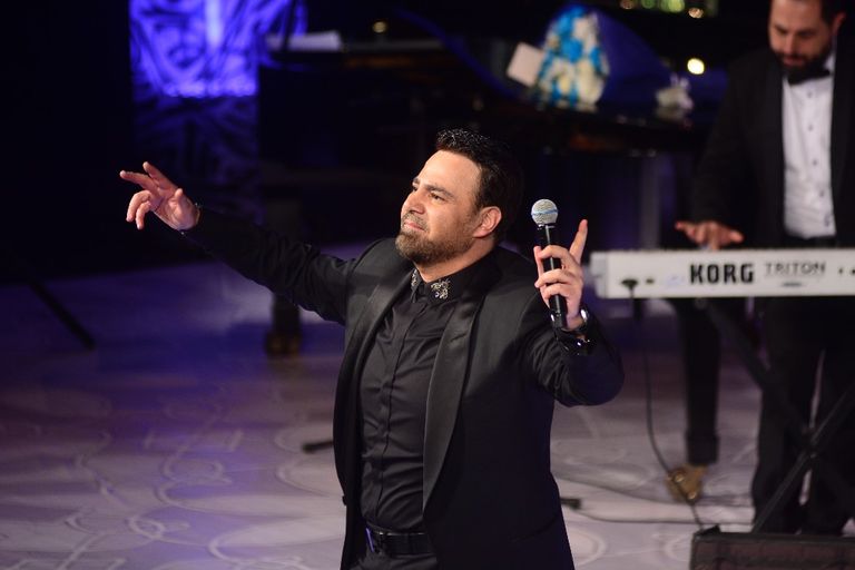 المطرب اللبناني عاصي الحلاني خلال الحفل