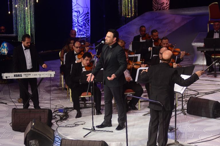 المطرب اللبناني عاصي الحلاني خلال الحفل