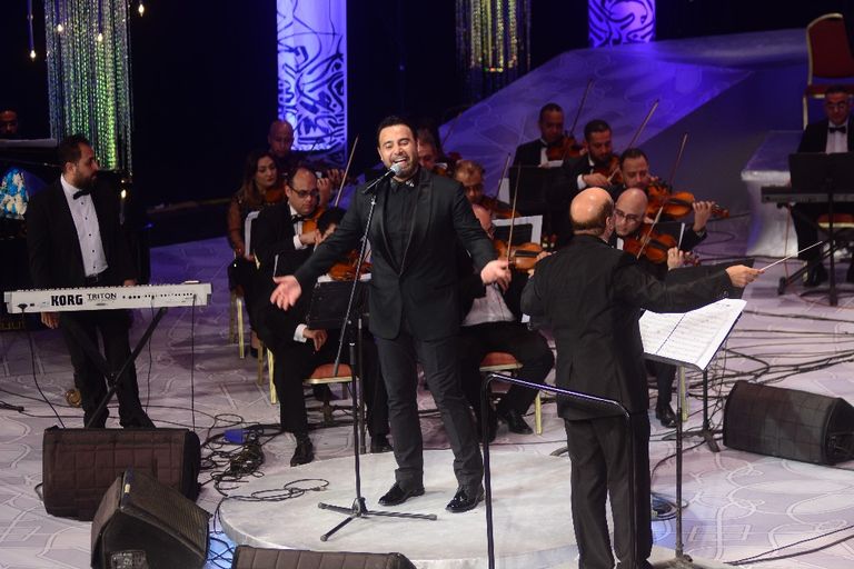 المطرب اللبناني عاصي الحلاني خلال الحفل