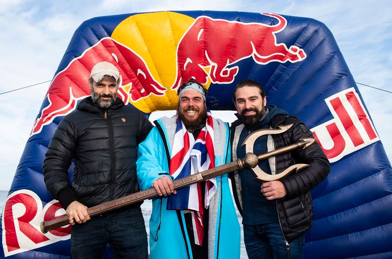 المغامر روس إيدجلي يسبح حول ساحل بريطانيا مسجلا رقما قياسيا