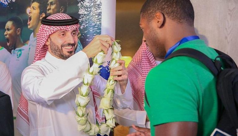 الفواز أثناء استقبال لاعبي المنتخب السعودي