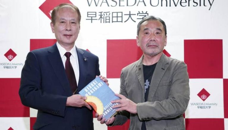 هاروكي موراكامي يهدي مخطوطات أعماله لجامة واسيدا بطوكيو 