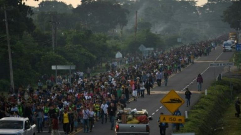 أول دفعة من قافلة مهاجرين متجهة إلى أمريكا تصل إلى عاصمة المكسيك