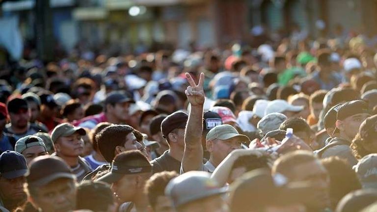 أول دفعة من قافلة مهاجرين متجهة إلى أمريكا تصل إلى عاصمة المكسيك