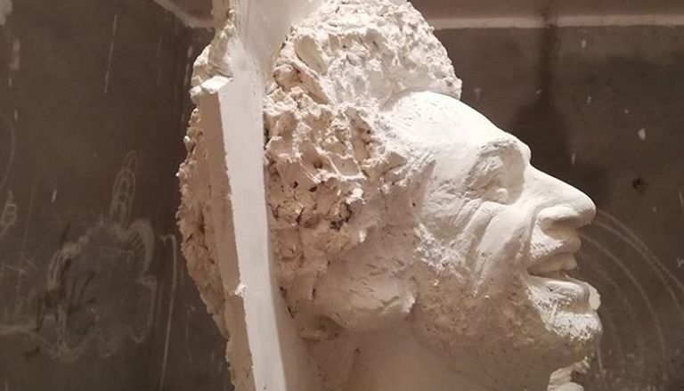 التمثال الذي تتحدث عن النحاتة المصرية 