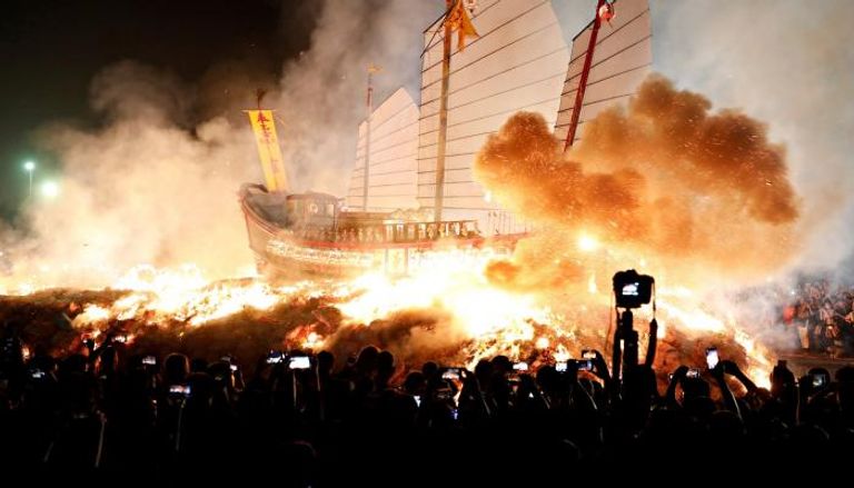 مهرجان لحرق القوارب الضخمة في جنوب تايوان