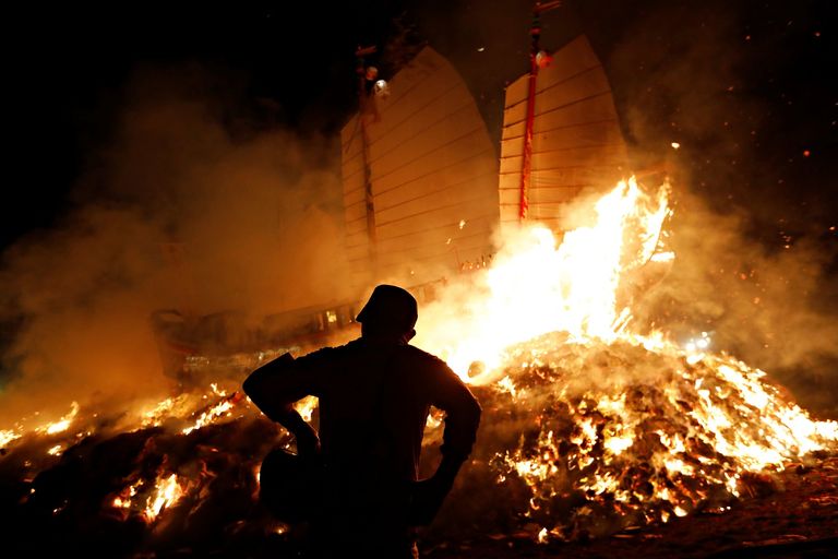 مهرجان لحرق القوارب الضخمة في جنوب تايوان
