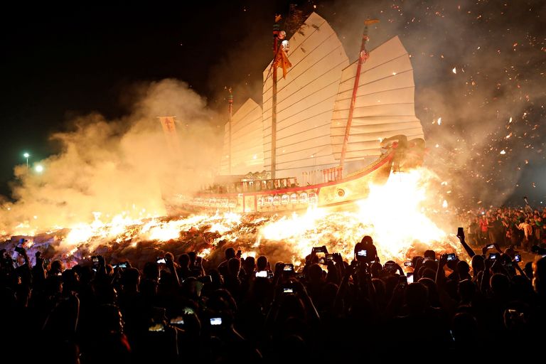 مهرجان لحرق القوارب الضخمة في جنوب تايوان
