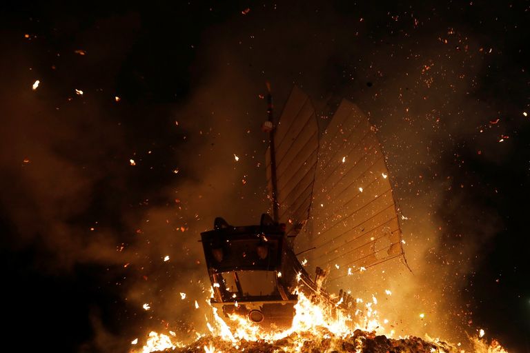 مهرجان لحرق القوارب الضخمة في جنوب تايوان