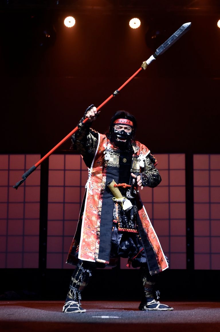 نينجا دو اليابانية تعرض فنون القتال في عرض مسرحي بـ الشارقة للكتاب