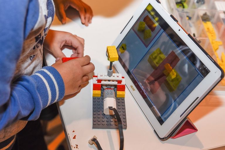 الصغار يصنعون نماذج من قطع الليجو