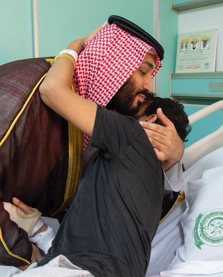 ولي العهد السعودي يطمئن على العسكريين المصابين 