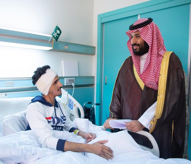 ولي العهد السعودي يطمئن على العسكريين المصابين 