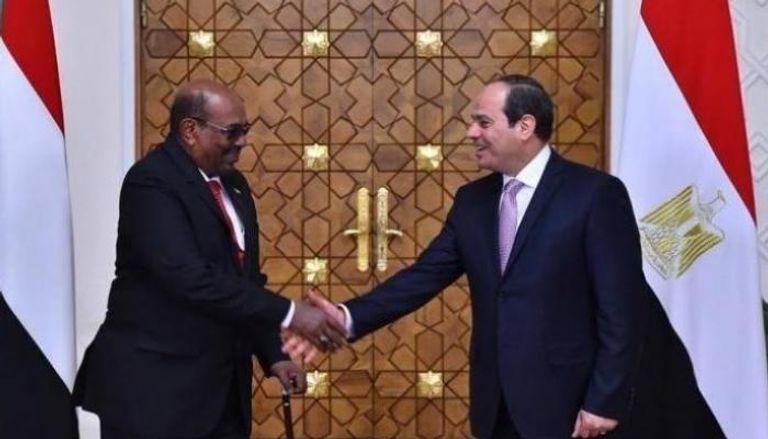 الرئيس المصري عبدالفتاح السيسي ونظيره السوداني 