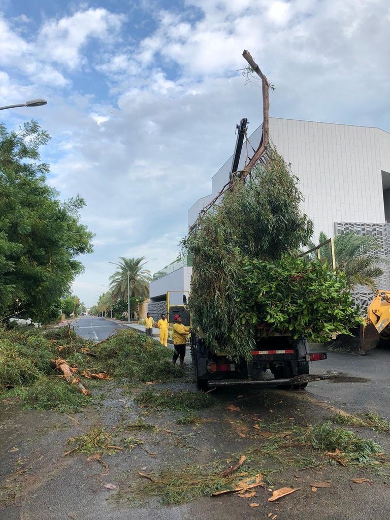بلدية الكويت تقوم بفتح الطرق المغلقة وسحب المياه من الشوارع