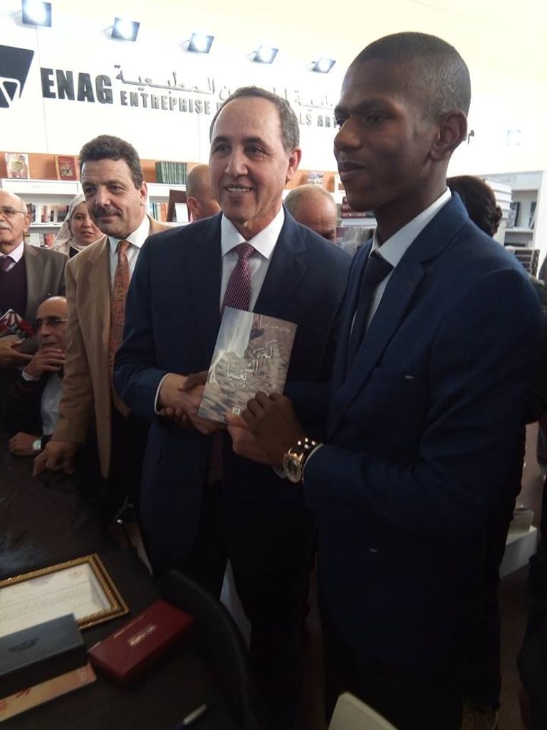 الروائي محمد حمادي مع وزير الثقافة عز الدين ميهوبي