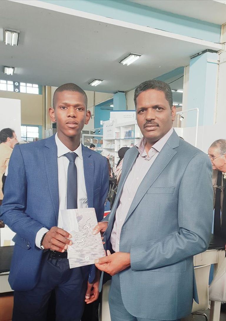 الروائي محمد حمادي مع وزير الثقافة عز الدين ميهوبي