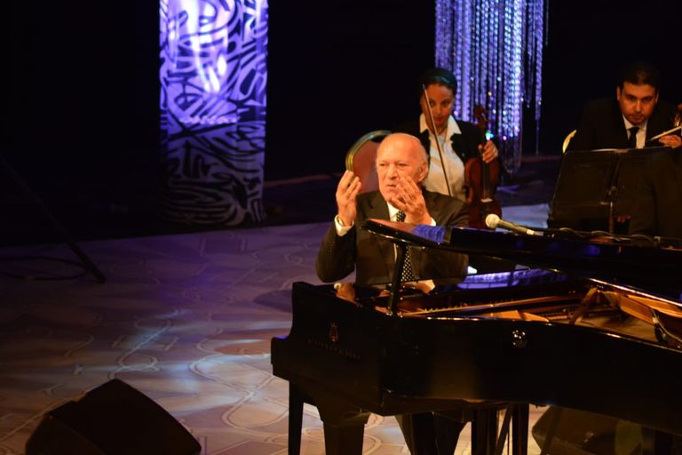 الموسيقار المصري عمر خيرت خلال الحفل