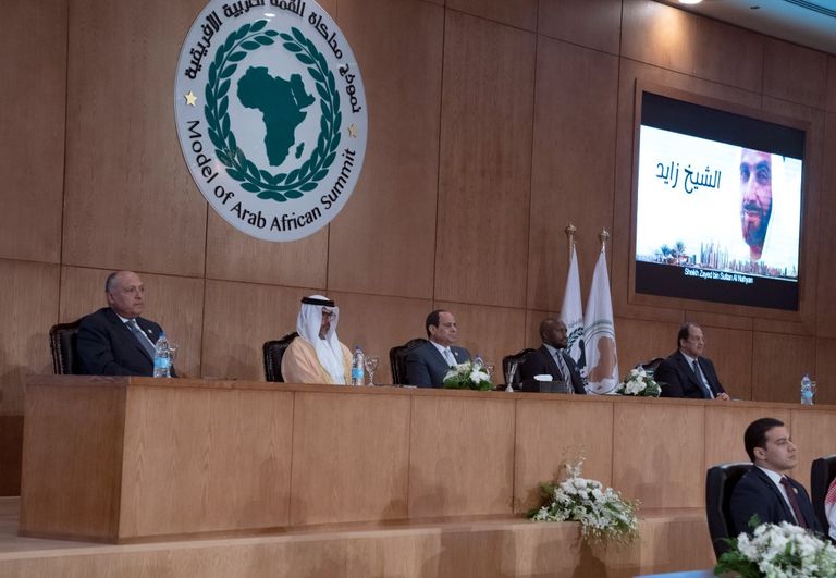 الرئيس المصري والشيخ حامد بن زايد آل نهيان خلال مراسم الاحتفال الشيخ حامد بن زايد آل نهيان رئيس ديوان ولي عهد أبوظبي يتسلم من الرئيس السيسي درع التكريم التذكاري