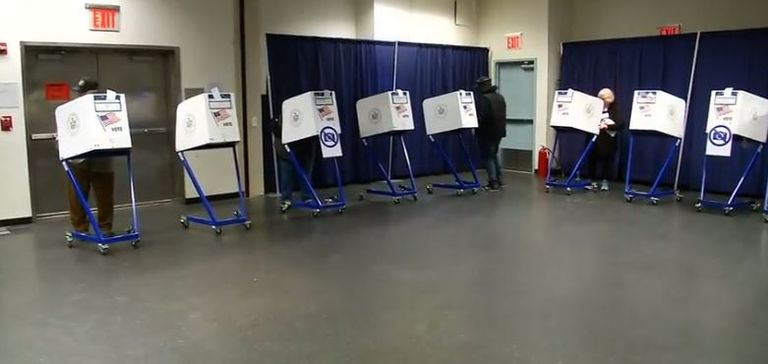 أمريكيون يصوتون في الانتخابات