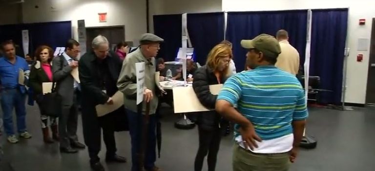 أمريكيون يصوتون في الانتخابات