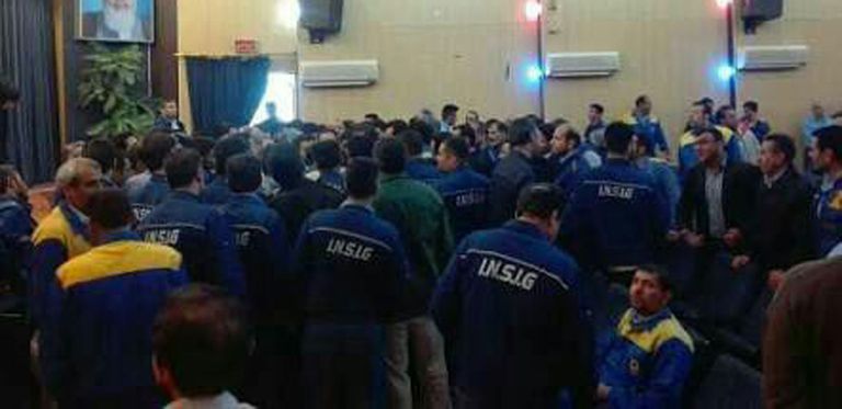 جانبم من اجتماع بين عمال الفولاذ وأحد مدراءهم احتجاجات عمال إيرانيين - أرشيفية