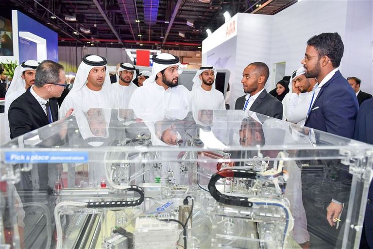 الشيخ أحمد بن محمد بن راشد آل مكتوم خلال جولة بالمعرض